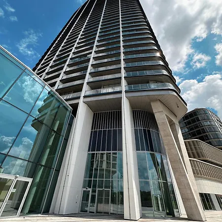 Danube River Front, Skyscraper Apartmán *